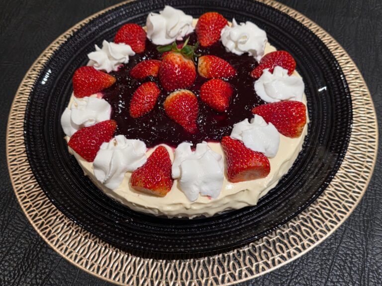 No bake cheesecake with strawberry coulis & strawberries