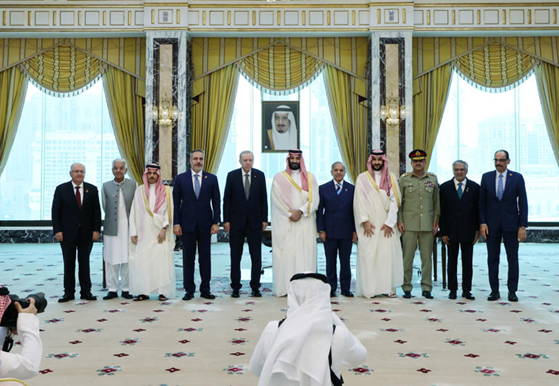Saudi, Turkish and Pakistani officials pose together at the Mecca defence pact signing